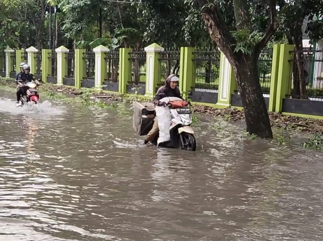 Kantor PUPR Bandarlampung Terendam Banjir, Pengendara Motor Kesal
