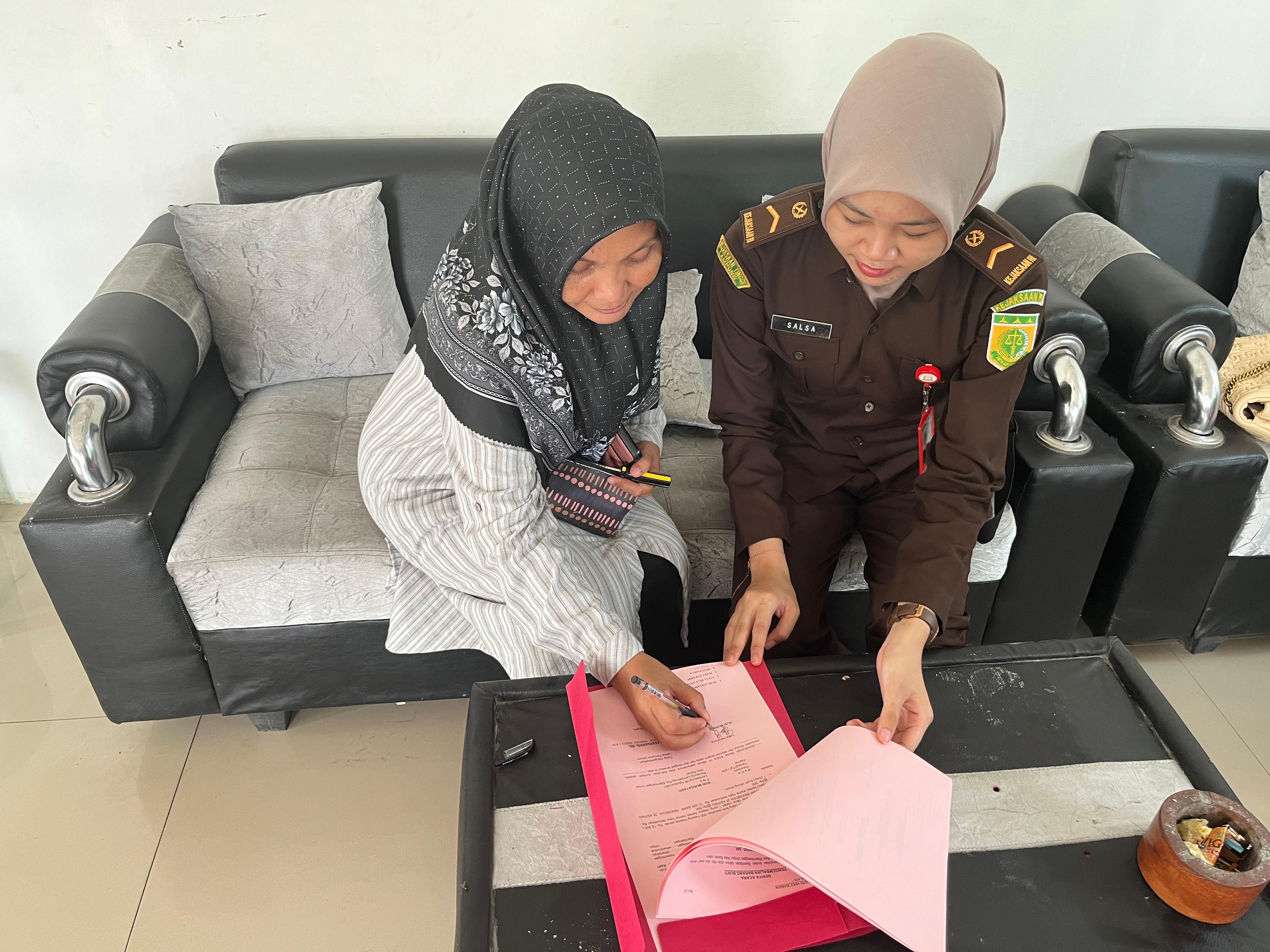 Kejari Waykanan Kembalikan Barang Bukti Pencurian kepada Korban di Lembasung