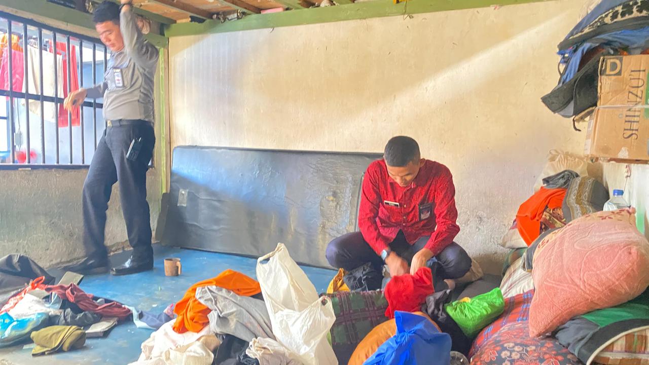 Petugas Rutan Krui Gelar Razia Insidentil Kamar Hunian Blok Damar