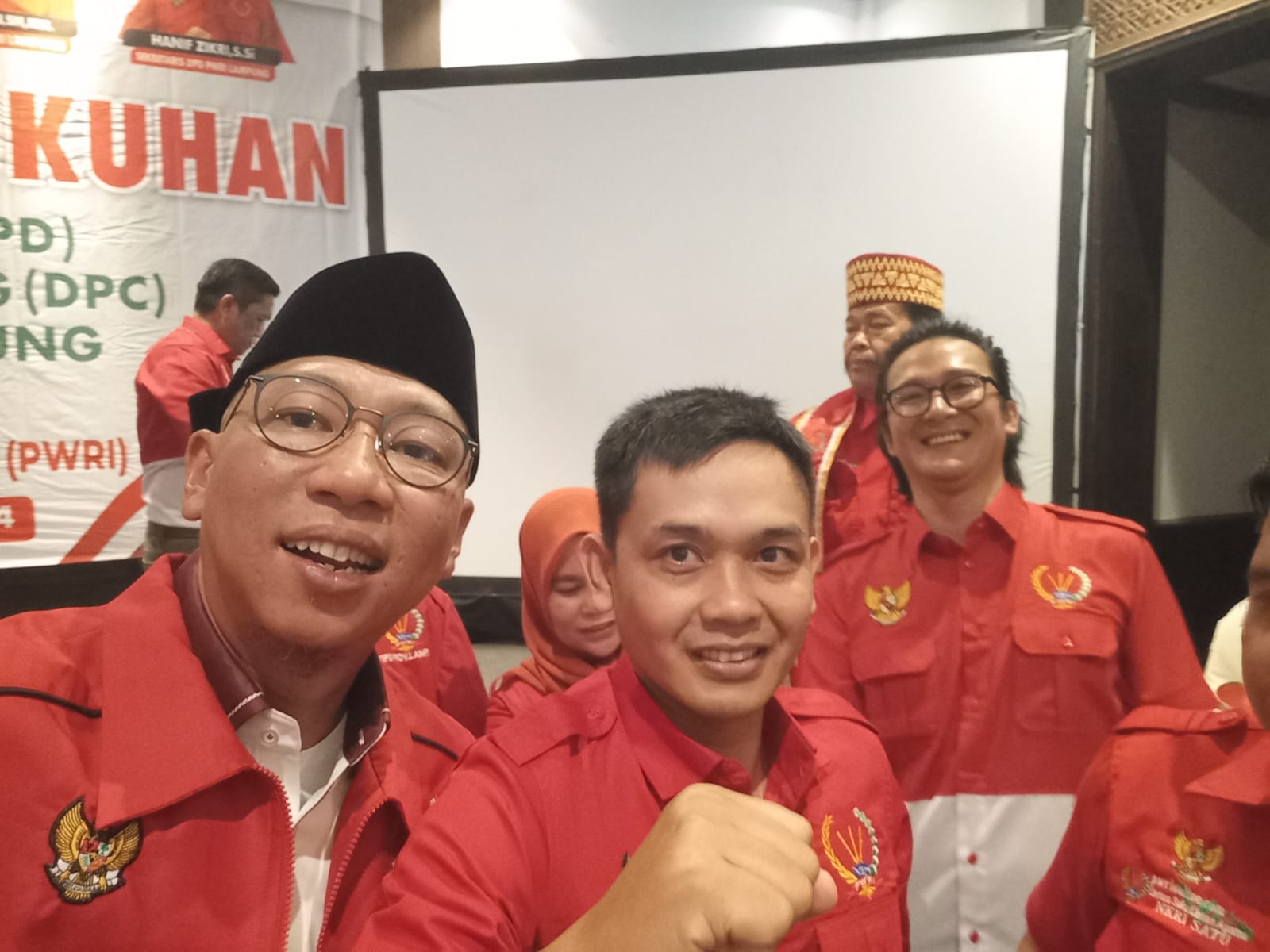 Reaksi Asyik, RMD Fotoin Wartawan saat Pelantikan PWRI Se-Lampung