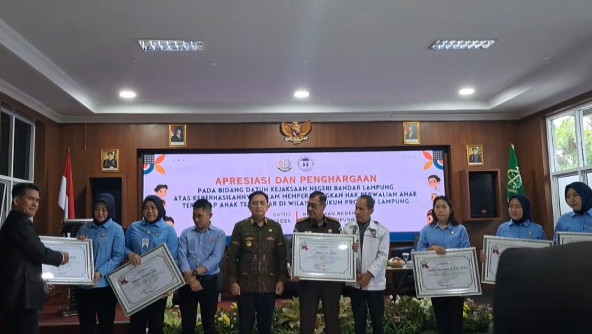 Kejari Bandar Lampung Raih Penghargaan, Berhasil Perjuangkan Hak Perwalian Anak