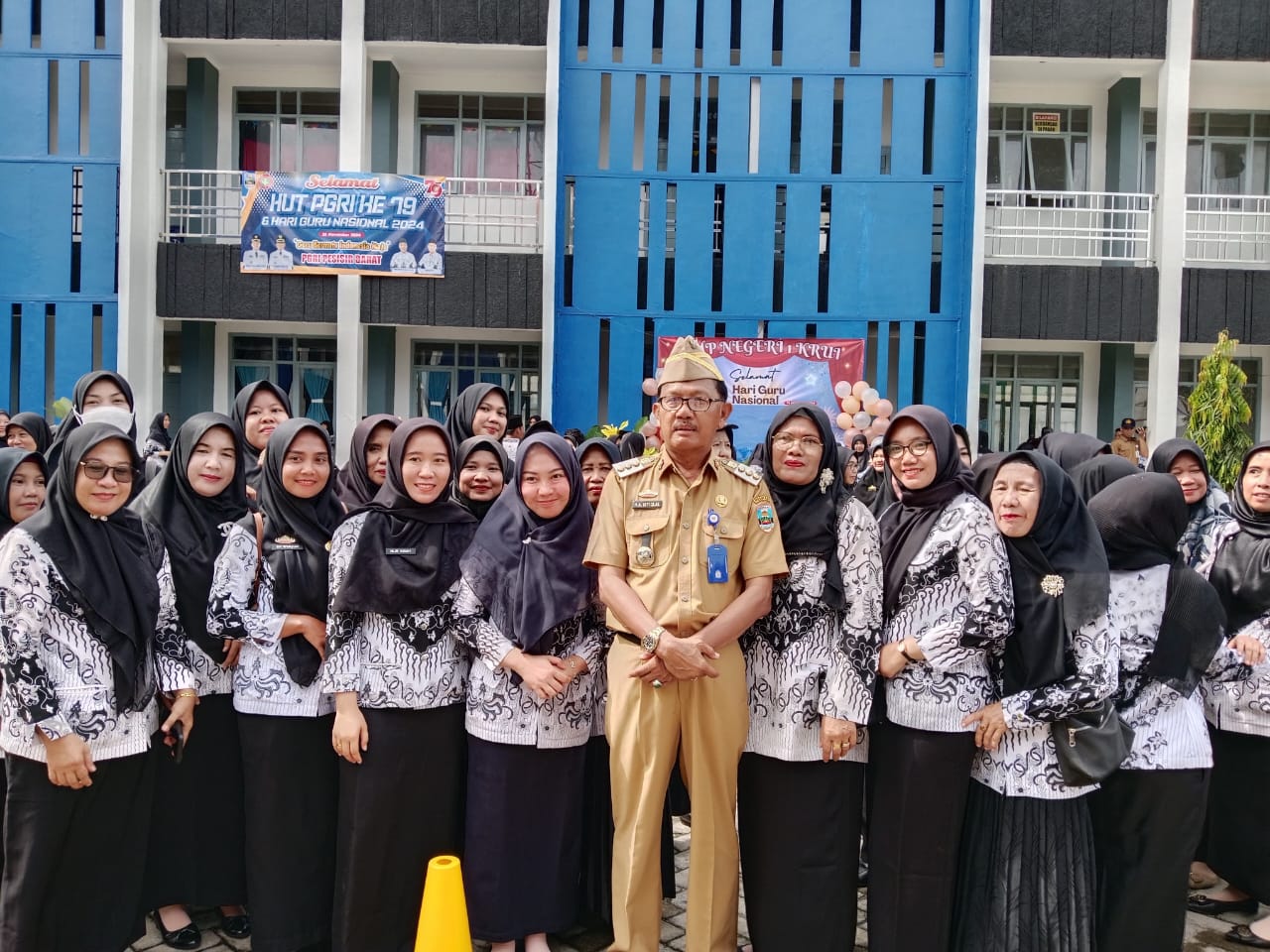 Bupati Pesisir Barat Pimpin Upacara Hari Guru Nasional, Tekankan Peran Guru dalam Membangun Negeri