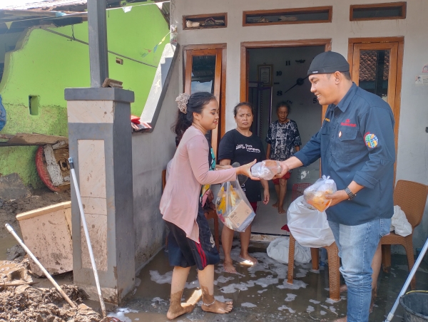 IWO Lampung Berikan Uluran Tangan untuk Korban Banjir