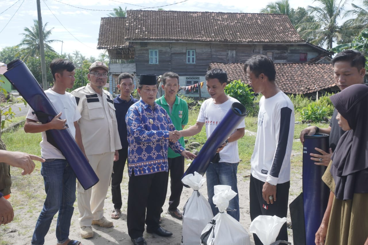 Wakil Bupati Pesisir Barat Salurkan Bantuan Sembako untuk Korban Banjir Way Laay