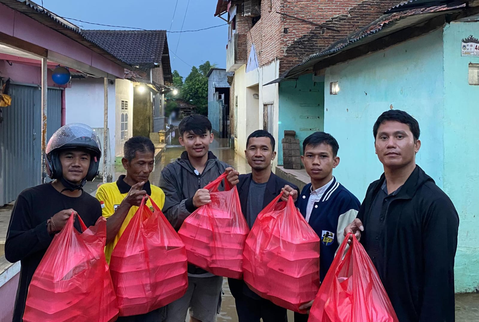 Banjir Rendam Kalibalau Kencana, Relawan KNPI Lampung Salurkan Bantuan
