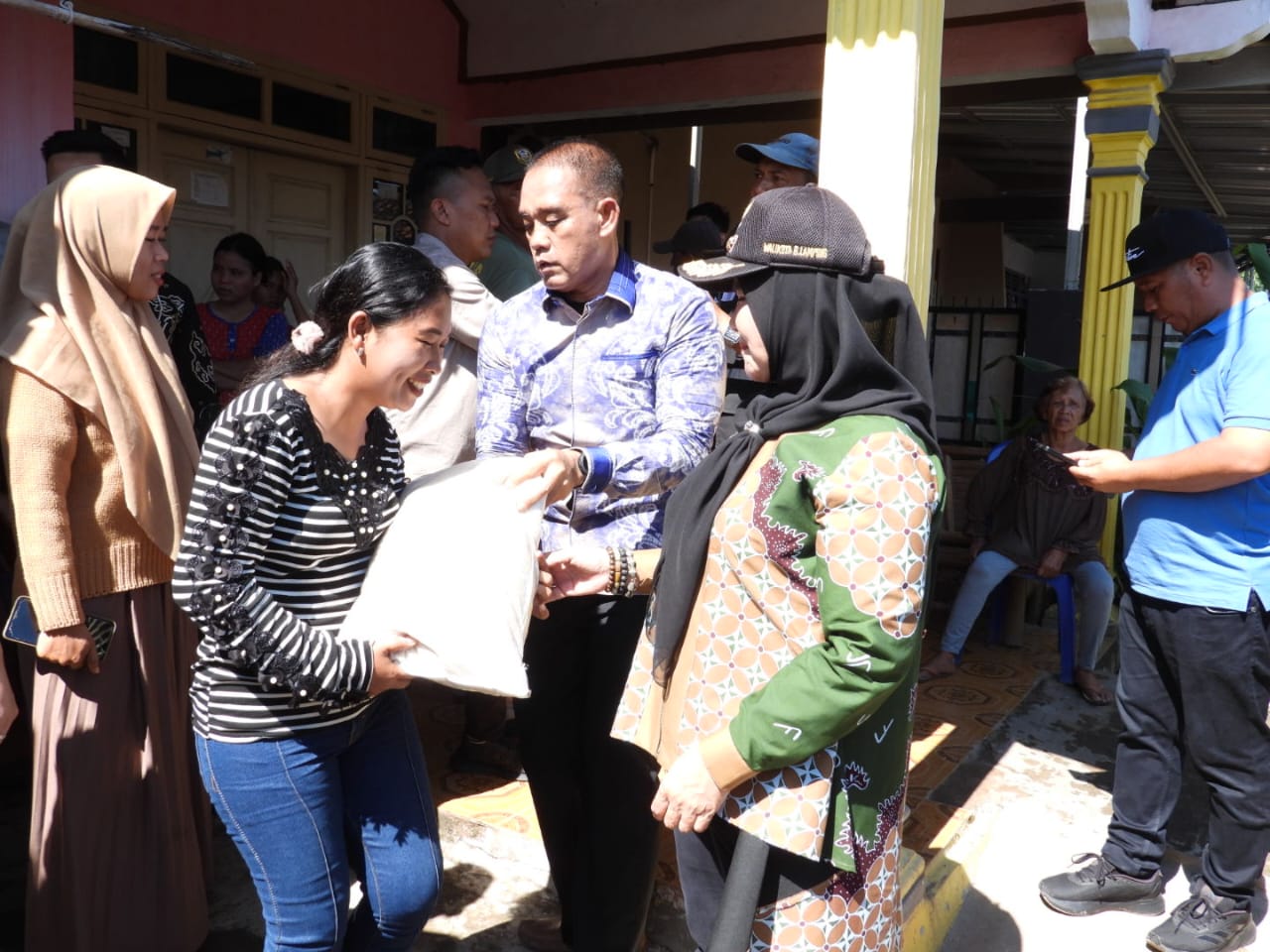 Eva Dwiana: Bantu Pendidikan Anak Korban Longsor