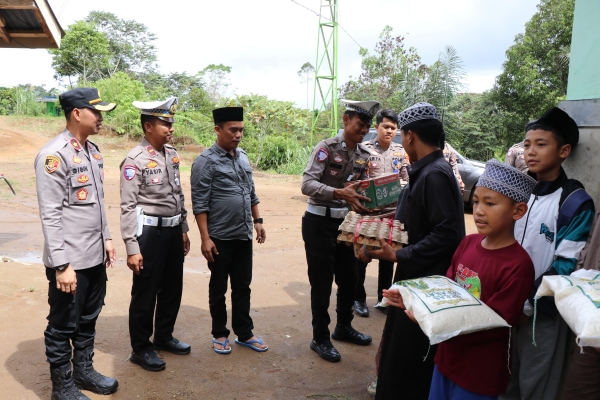 Polres Lampung Barat Berikan Bantuan Sosial dalam Rangka Bulan Ramadhan