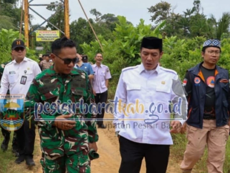 Bupati Pesisir Barat Pastikan Perbaikan Jembatan Gantung Way Pemerihan Segera Dilakukan