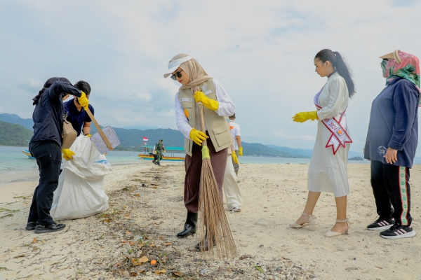 Wagub Jihan Gerakkan Aksi Nyata Kolaborasi Untuk Indonesia Bersih di Pantai Mutun dan Pulau Tangkil