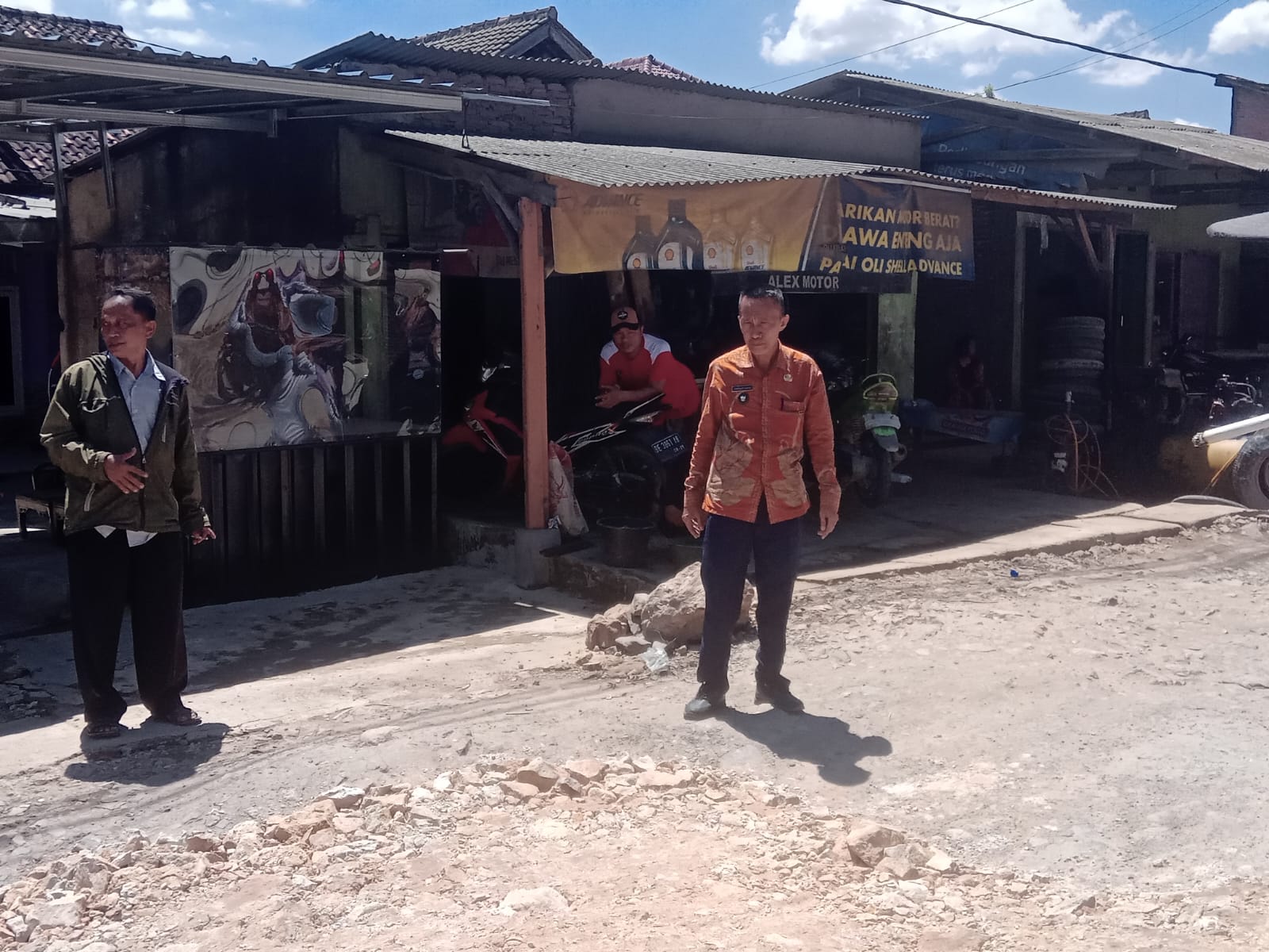 Jalan Berlubang Dalam di Campang Raya Ancam Pengendara