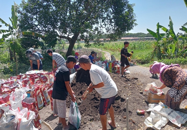 Guyub, Paguyuban dan Wali Murid SDN Tamansari 2 Gotong Royong Lebarkan Jalan Sekolah