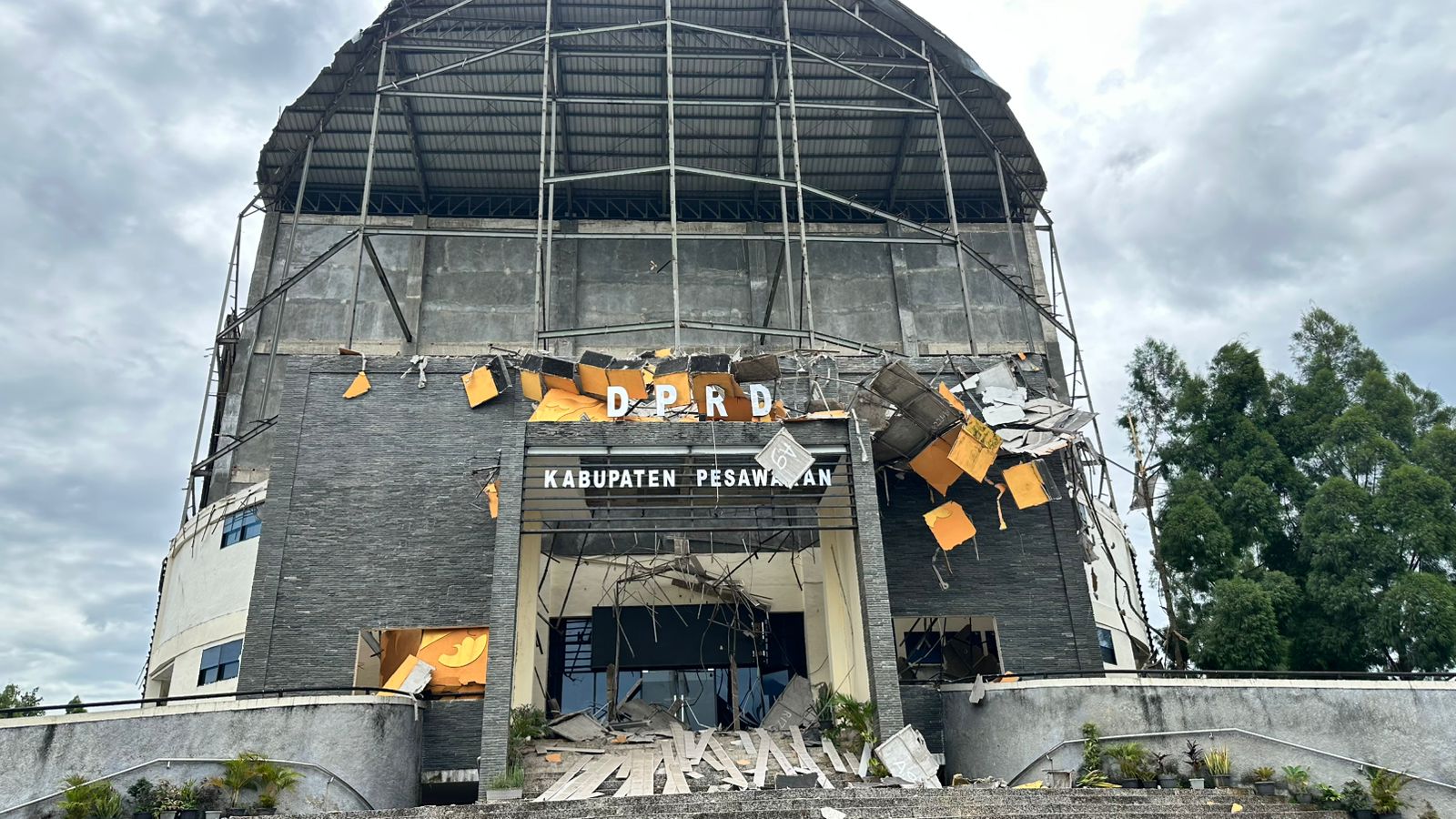 Atap Kantor DPRD Pesawaran Ambruk