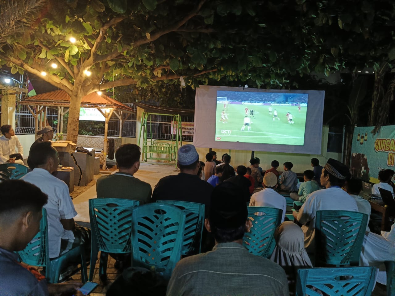 Warga Perum Bumi Puspa Kencana Gedong Meneng Rajabasa Sekitar Nobar Timnas Sambil Takbiran di Masjid Al Iman