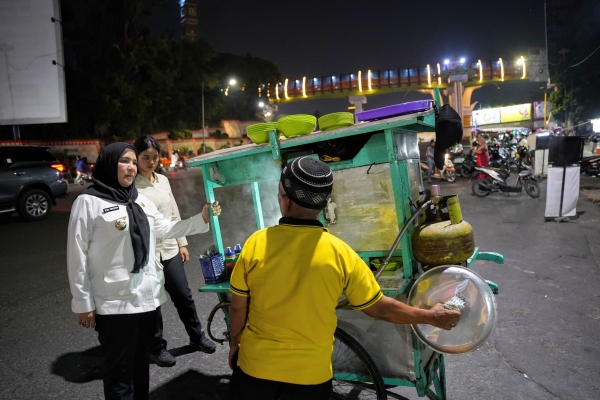 Walikota Eva Dwiana Bagikan Kompor Gas Gratis untuk Pelaku UMKM