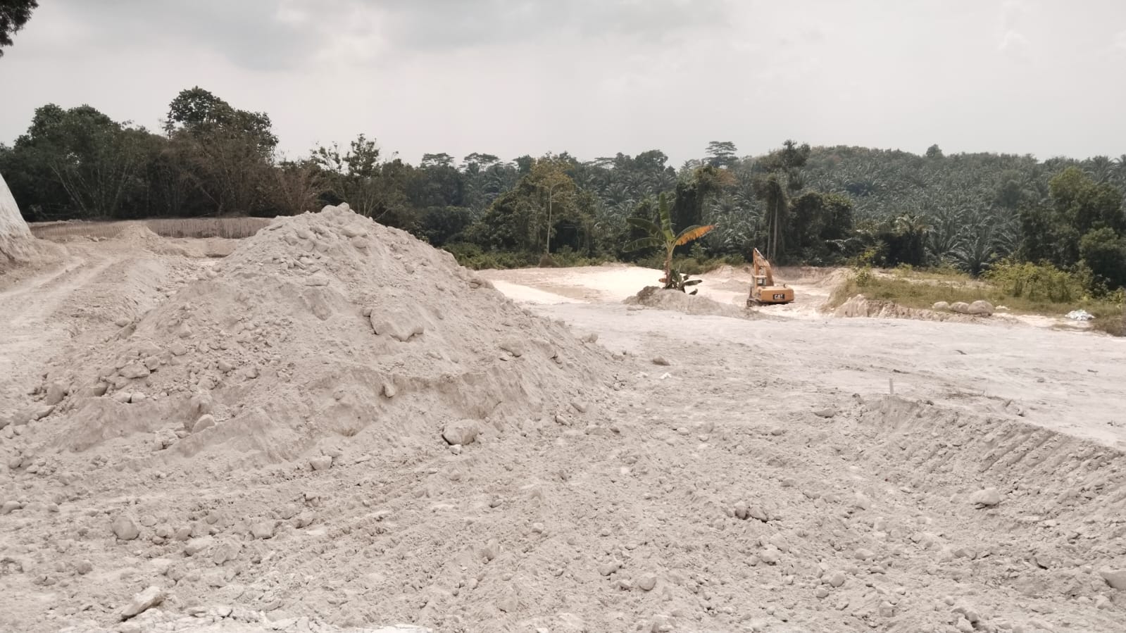 Warga Karang Anyar Tercekik Debu Tambang Ilegal Dekat Ponpes