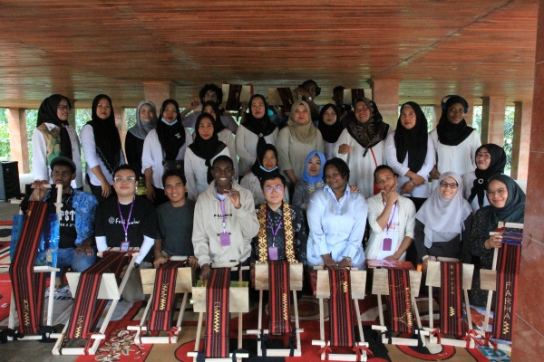 FKIP Unila Ajak Mahasiswa Asing Selami Budaya Lampung Lewat Workshop Tapis