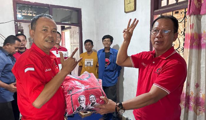 Gaspol, Mingrum Gumay Bagikan Kaos Ganjar Mulai Dari PAC Hingga Ranting Di Lampung Tengah