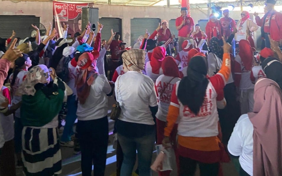 Caleg DPR RI Dapil l Lampung, Benny Kisworo Ajak Ribuan Relawan Senam di Pringsewu