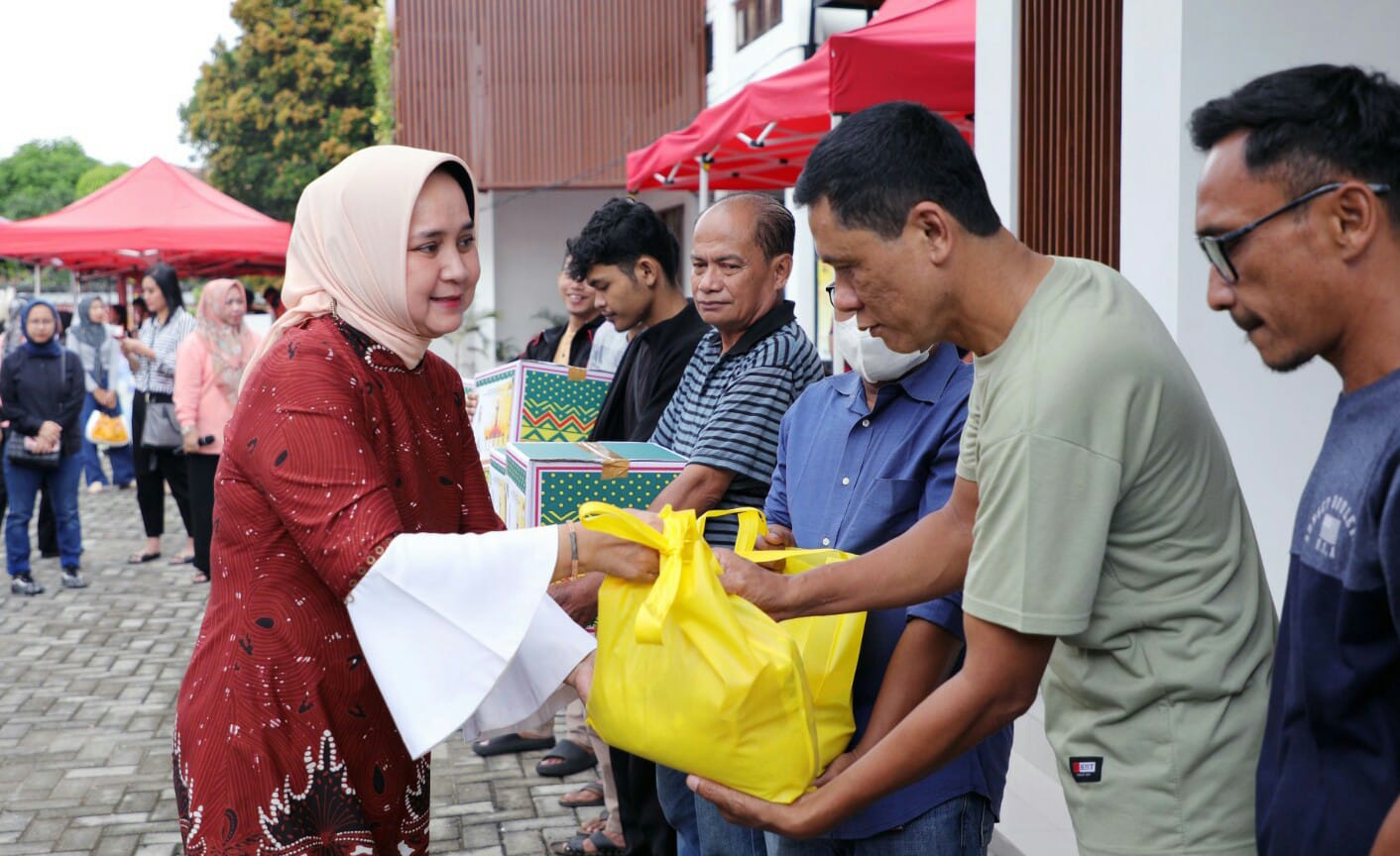 DWP Biro Adpim Pemprov Lampung Berbagi Takjil Gratis