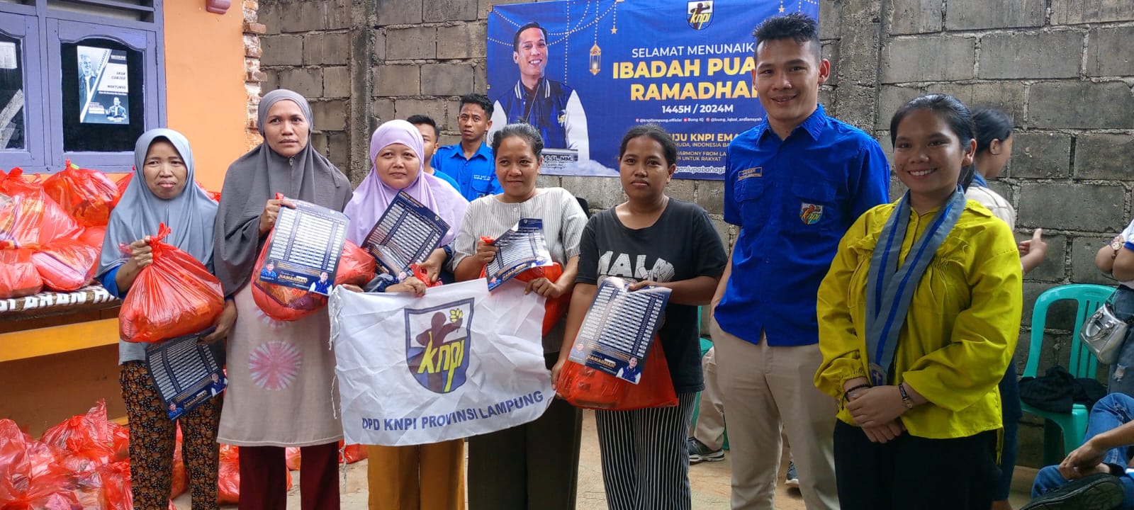 Sambut Paskah: GMKI-KNPI Berbagi di Kecamatan Bumi Waras