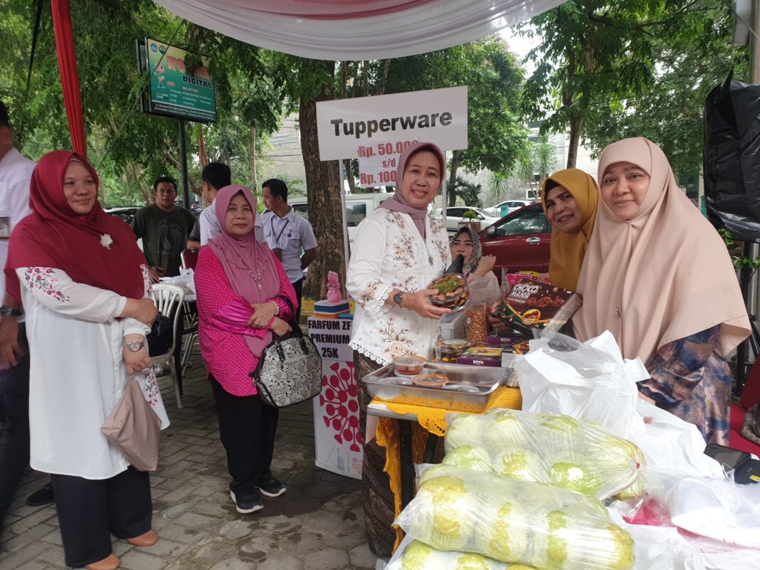 Rektor Universitas Lampung beserta Jajaran Kunjungi Bazar Ramadhan Darma Wanita Unila