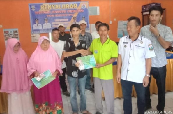 Peratin Pekon Way Suluh Alkodri Salurkan BLT-DD Tahap I TA 2024