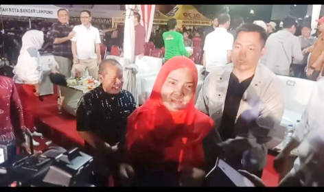 Nobar Piala Asia Bersama Wali Kota Bandarlampung Eva Dwiana di Tugu Adipura