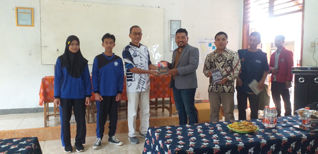UKM IAD Probolinggo Salurkan Buku ke SMPN IV Lumbang Satu Atap