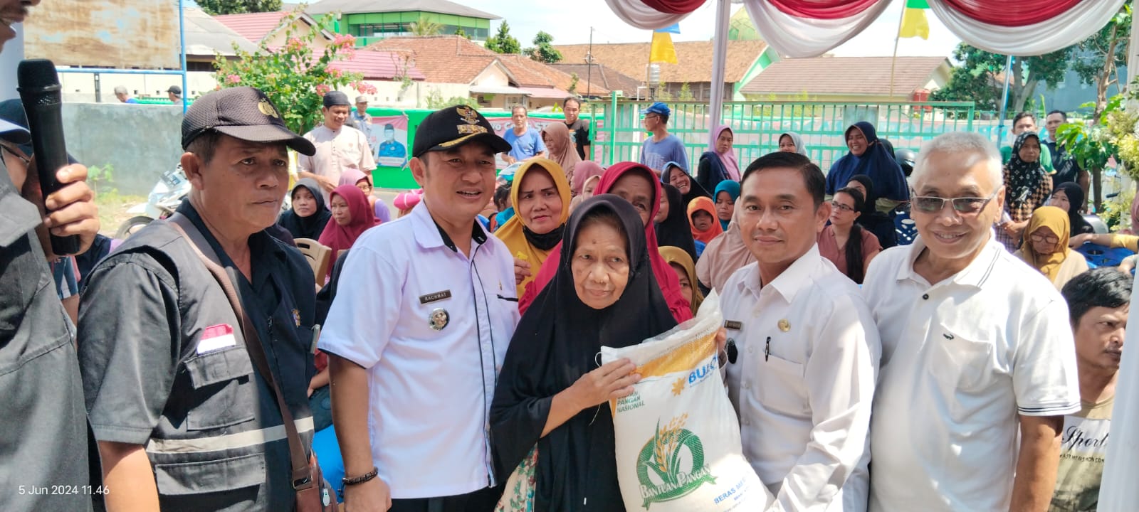 Warga Gedong Meneng Bandarlampung Terima Bantuan Beras Bapanas