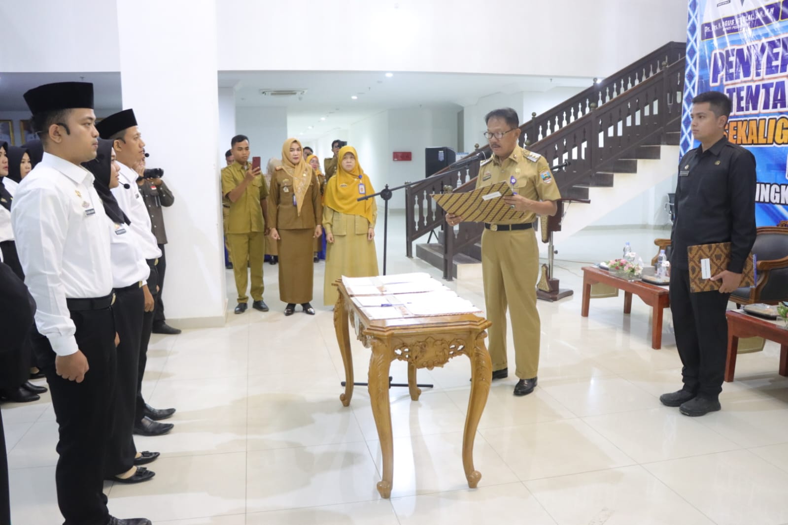 Bupati Pesibar Agus Istiqlal Lantik Ratusan PPPK dan CPNS