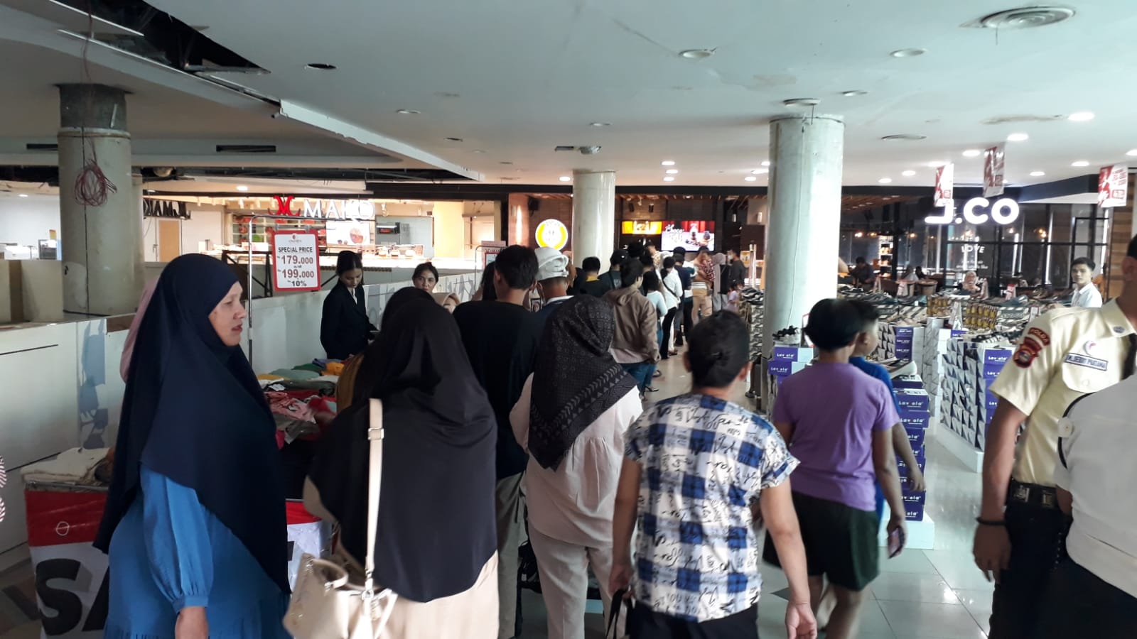 Promo Merdeka Bikin Antrean Panjang JCO Chandra