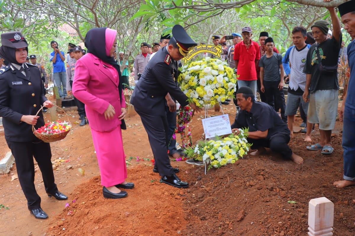 Kapolresta Bandarlampung Pimpin Upacara Pemakaman Bripka Misran
