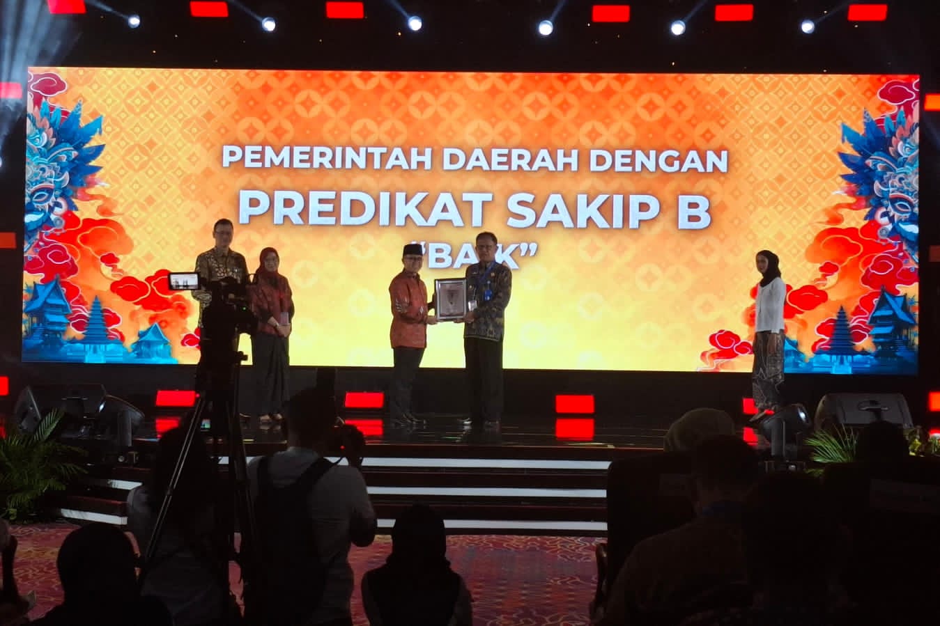 Pemkab Pesisir Barat Raih Penghargaan SAKIP Award