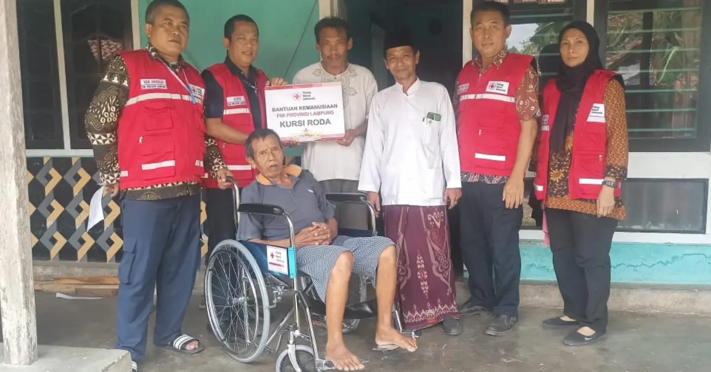 PMI Lampung Salurkan 13 Kursi Roda ke Penyandang Disabilitas