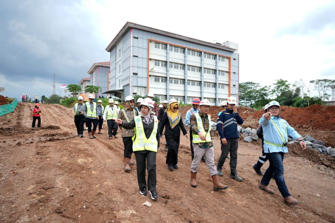 Sekjen Kemendikti dan Dirjen Dikti Tinjau Progres Pembangunan RSPTN Unila