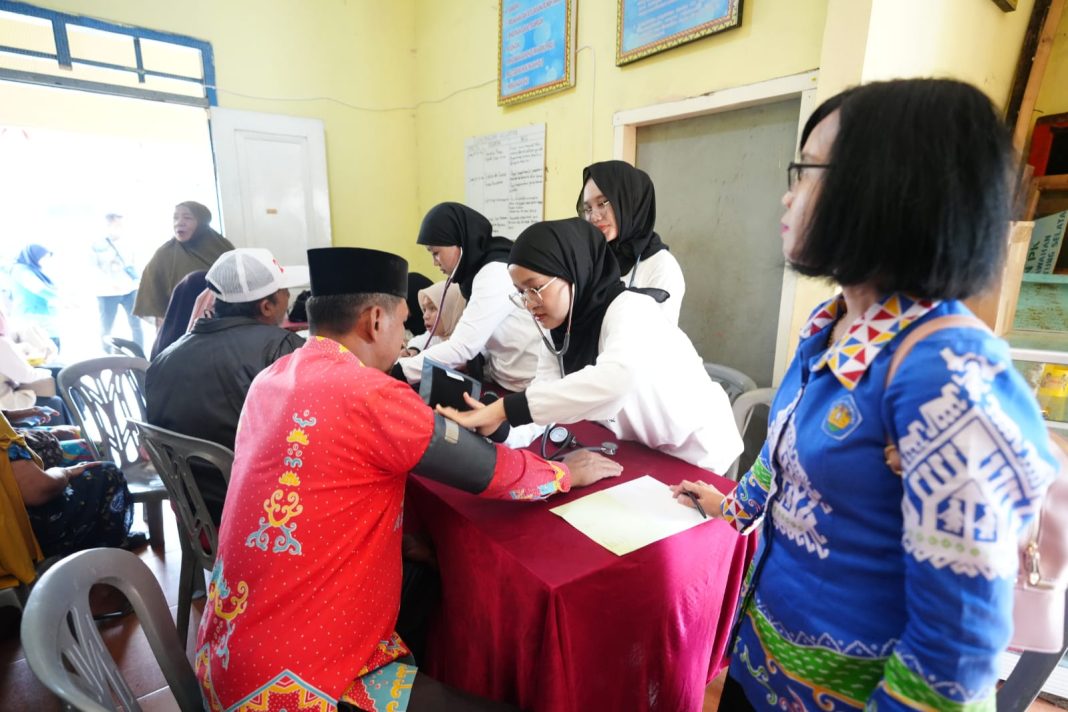 Unila Gelar Bakti Sosial bagi Korban Banjir di Cimeng