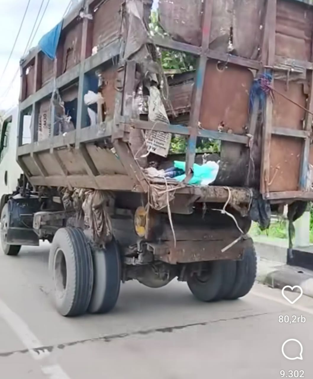 Viral Mobil Dinas Lingkungan Hidup Kota Bandar Lampung Tak Layak Pakai Berjalan diTengah Kota