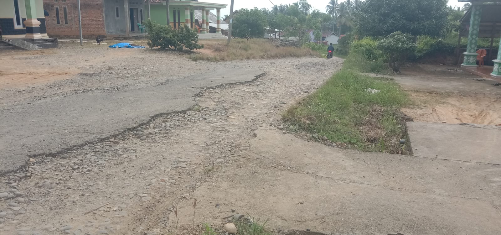 Akses Jalan ke Pelabuhan Sigging Pesisir Barat Rusak Parah, Nelayan dan Warga Mengeluh