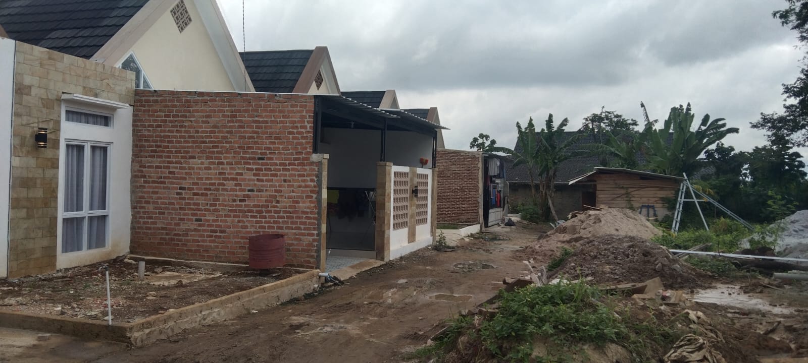 Perumahan Ghalia Cluster Pesawaran Diduga Ilegal, Limbah Cemaskan Warga