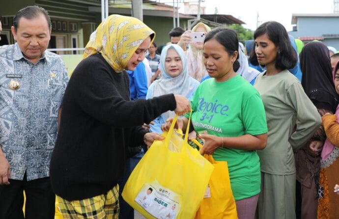 Riana Sari Arinal Salurkan Bantuan pada Warga Terdampak Banjir kota Bandarlampung