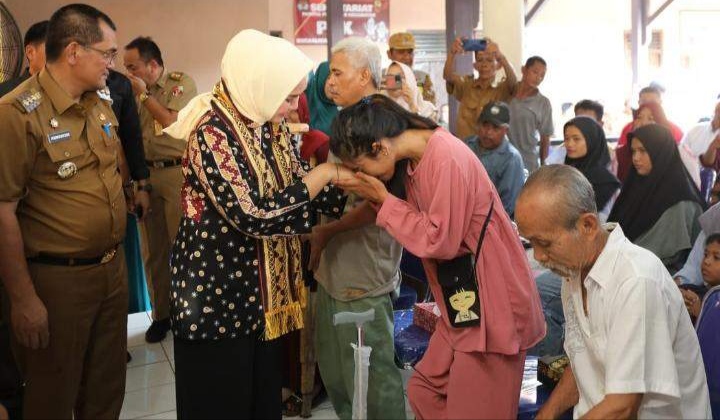 Riana Sari Arinal Serahkan Bantuan Bagi Penyandang Disabilitas di Lampung