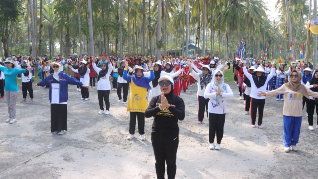 Septi Istiqlal Semarakkan HUT Pesibar dengan Lomba Senam