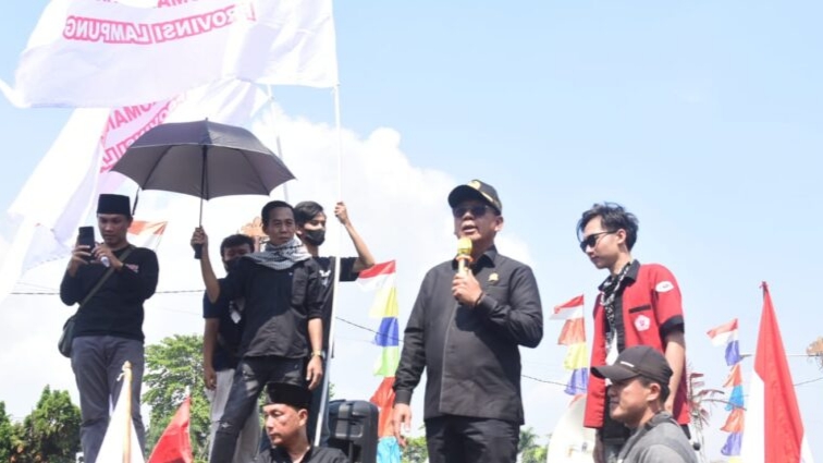 Unsur Pimpinan dan Anggota DPRD Fraksi PDI Perjuangan Temui Massa Aksi di Halaman Kantor DPRD Lampung