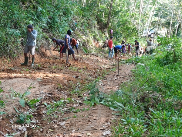 Warga Lampung Barat Swadaya Cor Jalan Rusak Parah di Margajaya dan Rawa Agung