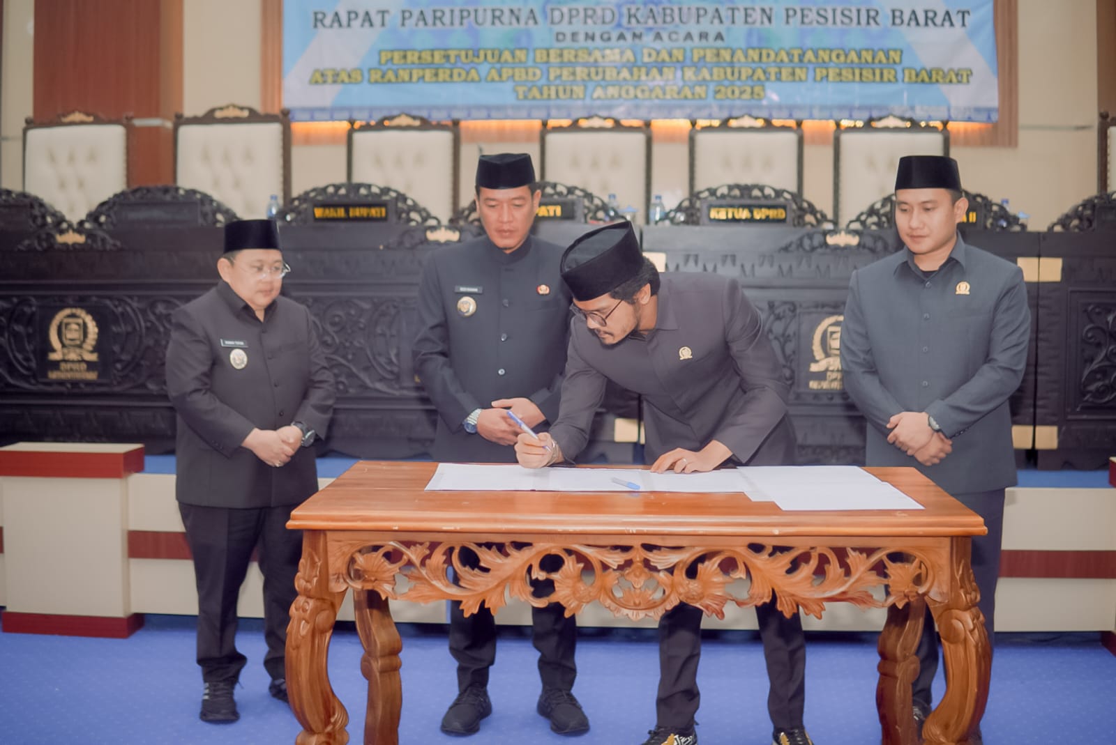 DPRD Pesisir Barat Sahkan Ranperda APBD Perubahan 2025
