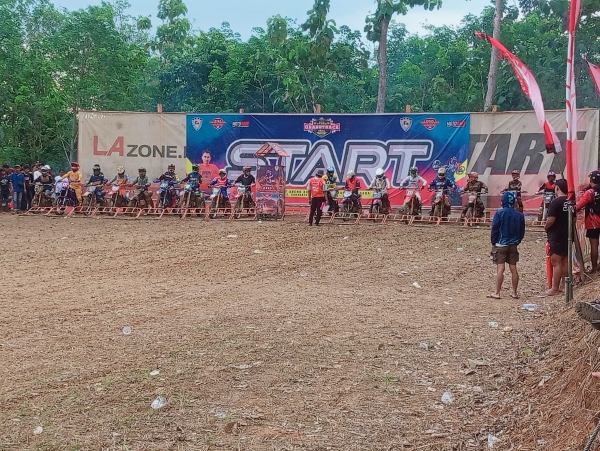 Adu Adrenalin di Baradatu, Puluhan Pembalap Rebutkan 16 Kelas di Motocross Grastrack