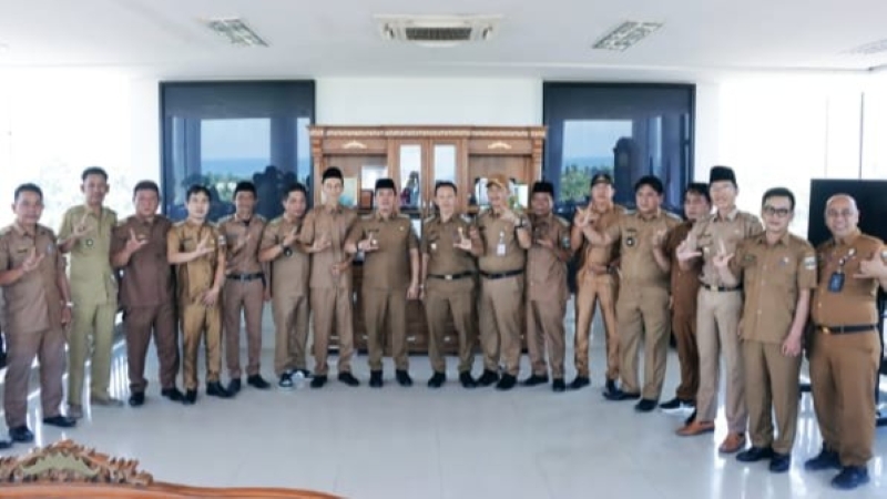 Audiensi dengan APDESI, Bupati Pesisir Barat Ajak Peratin Sinergi Bangun Desa