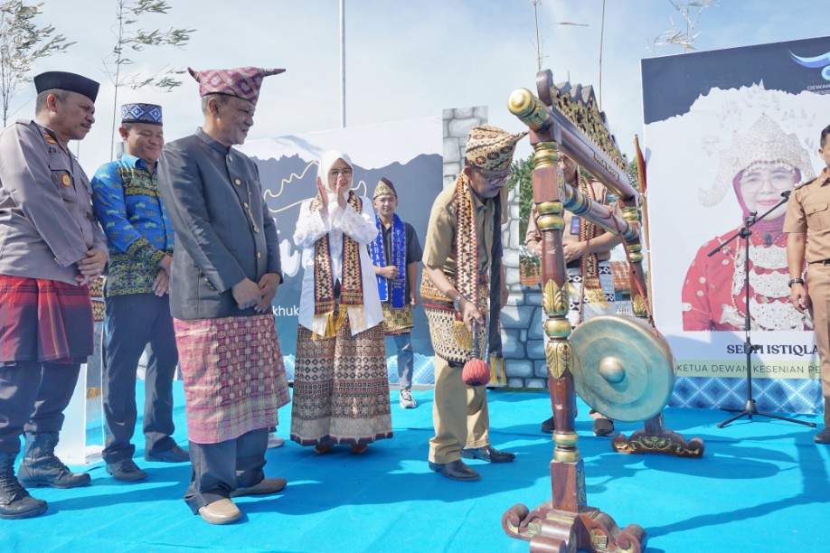 Bupati Buka Festival Ngawol Balak Di Ngaras pesisir