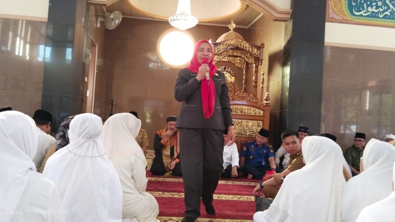 Safari Ramadan, Eva Dwiana Berbagi Kebahagiaan dan Bantuan di Labuhan Ratu