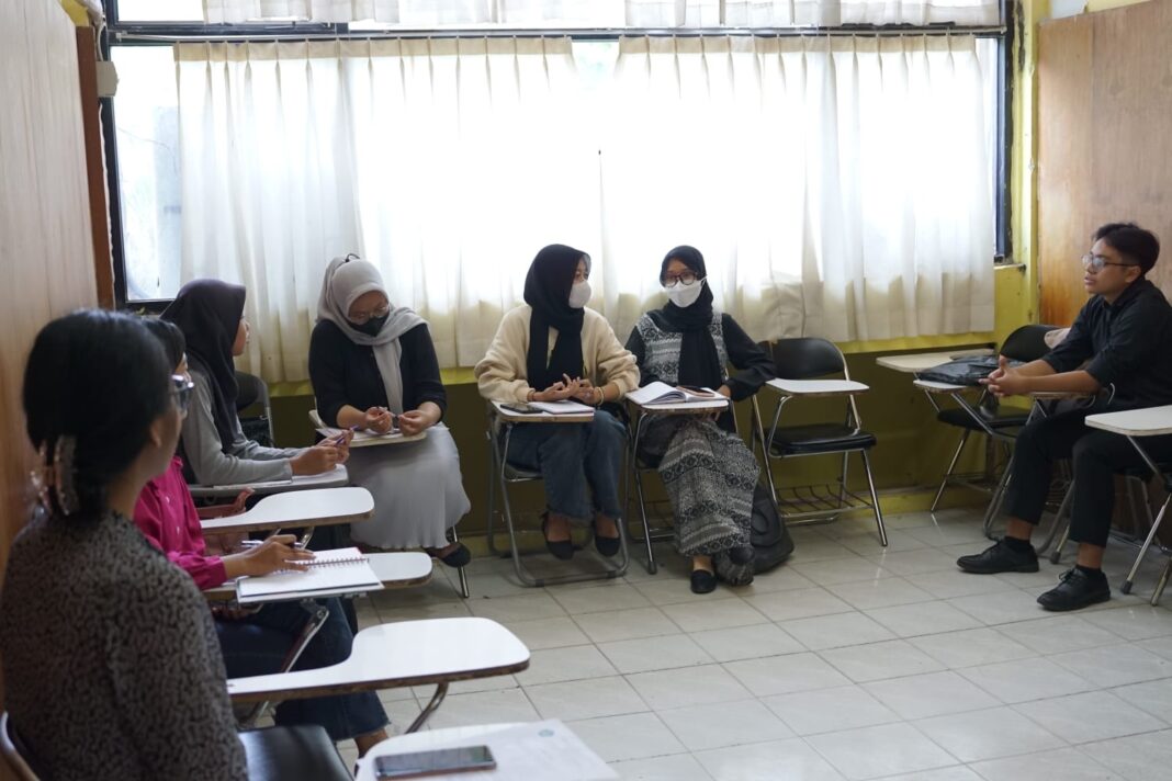 UPT Bahasa Unila Gelar Kursus English Conversation Club (ECC) bagi Mahasiswa